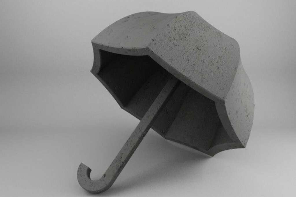 Les créations improbables de Katerina Kamprani - Un parapluie inconfortables
