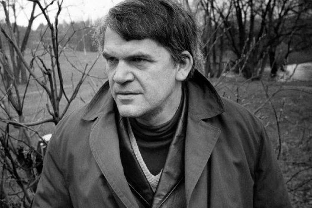 Milan Kundera - Après le Printemps de Prague et l’invasion soviétique en Tchécoslovaquie en 1969, l'écrivain est renvoyé de l’Institut des hautes études cinématographiques où il enseigne. Exclu du Parti communiste, ses ouvrages sont interdits dans son pays ce qui ne l'empêche pas de connaître le succès en France. Invité à enseigner à Paris en 1975, il est déchu de sa nationalité tchèque en 1979 puis naturalisé français en 1981.