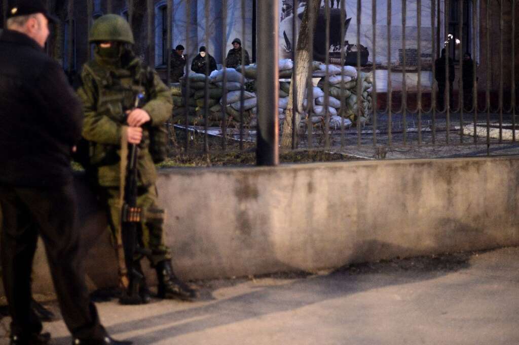 Attaque contre une unité ukrainienne à Simféropol - Des troupes russes devant les locaux de la marine ukrainienne à Simféropol le 18 mars 2014.