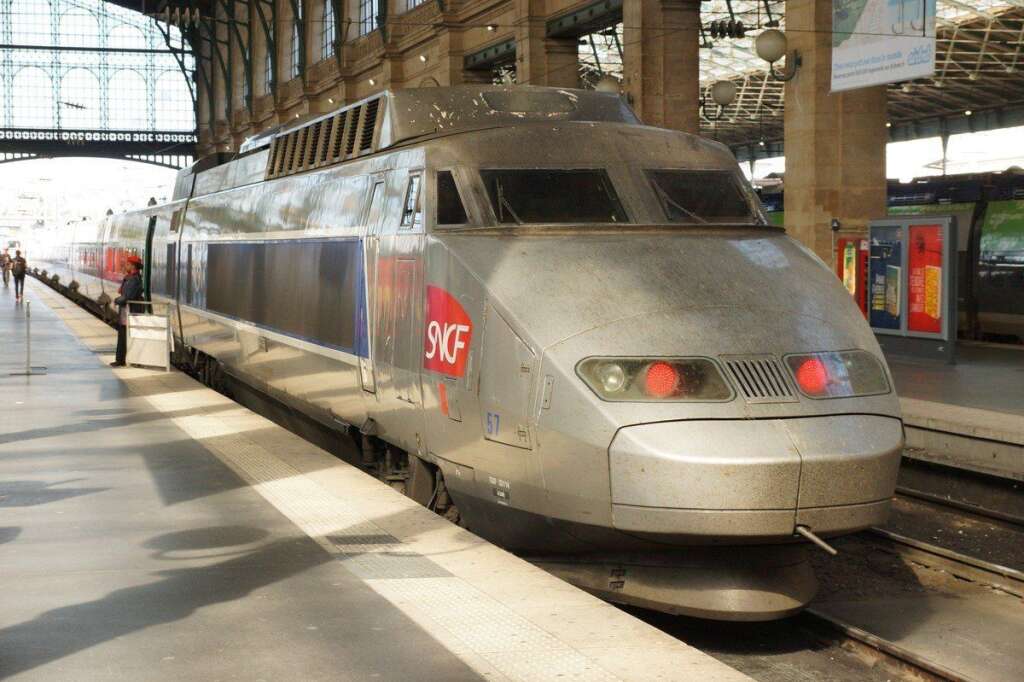 574,8 kilomètre/heure pour le TGV - Le train à grande vitesse détient le record du monde de vitesse sur rails qu'il a établi en 2007. La France dispose de 1500 km de lignes à grande vitesse. Selon les chiffres de la SNCF, les TGV affichent un taux de régularité (moins de 5 minutes de retard) de 87%. Une rame de TGV parcourt en moyenne 480.000 kilomètres par an.