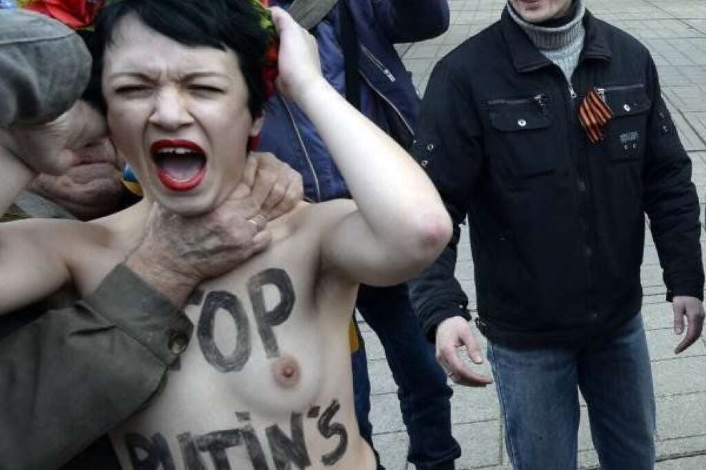 Contre Poutine et la Russie en Crimée - Le 6 mars, deux militantes Femen ont tenté de s'opposer à une manifestation pro-russe en Crimée, territoire ukrainien favorable à un rattachement à la Russie de Vladimir Poutine.