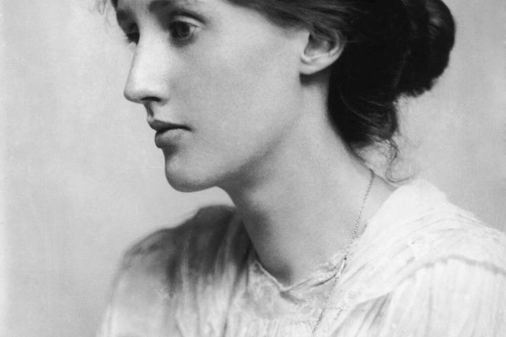 Virginia Woolf (1882-1941) - Virginia Woolf était l’épouse de l'écrivain Leonard Woolf, avec lequel elle disait filer un grand bonheur, même si plusieurs biographes ont supposé que leur mariage n'avait jamais été pleinement consommé. Des années après son mariage, elle rencontre en 1922 Vita Sackville-West, poétesse et romancière. Leur relation durera des années...