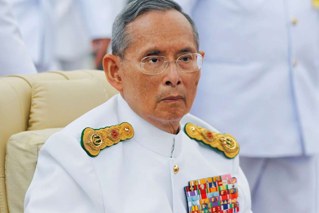 13 octobre - Bhumibol Adulyadej - <p>Le roi de Thaïlande est décédé à 88 ans, après 70 ans d'un règne ayant fait de lui le plus vieux monarque en exercice.</p>  <p><strong>» Lire notre article complet <a href="http://www.huffingtonpost.fr/2016/10/13/le-roi-de-thailande-bhumibol-adulyadej-est-mort/">en cliquant ici</a></strong></p>