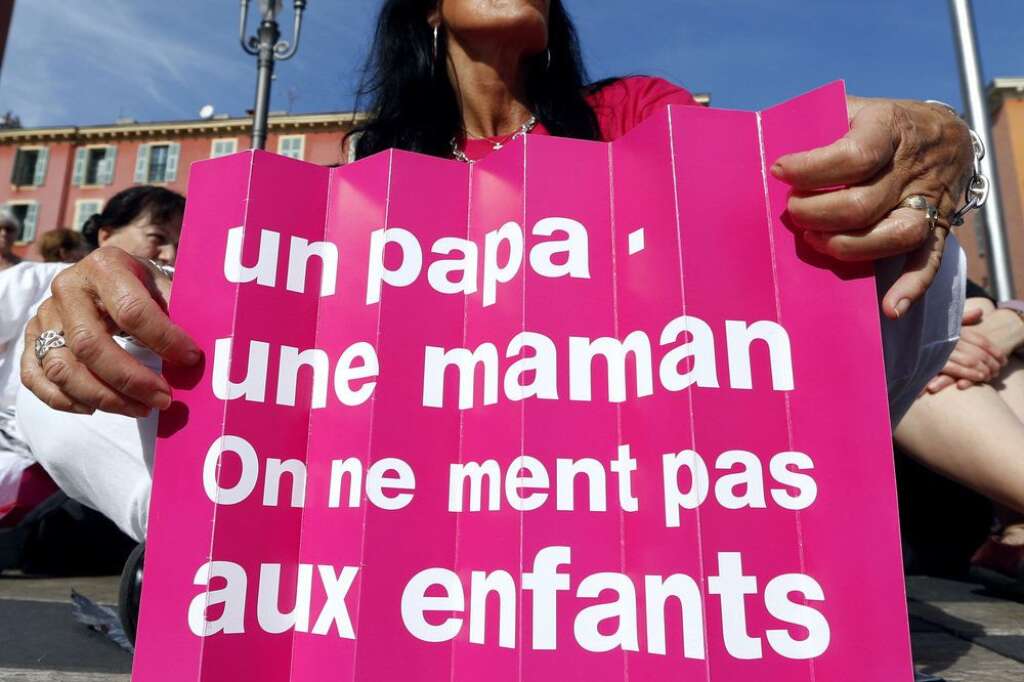 8 novembre: un collectif de psys contre le mariage gay - <a href="http://www.lemonde.fr/idees/article/2012/11/08/touche-pas-a-pere-et-mere_1788107_3232.html" target="_blank">Dans <em>Le Monde</em></a>, un collectif de psychologues et de philosophes s'oppose à "la suppression de la naissance sexuée à la base de la filiation" prévue selon eux par le mariage pour tous.    <strong>A RELIRE:</strong> <a href="http://www.huffingtonpost.fr/serge-hefez/homoparentalite-enfants_b_1960472.html" target="_blank">L'homoparentalité divise la planète psy, par Serge Hefez</a>