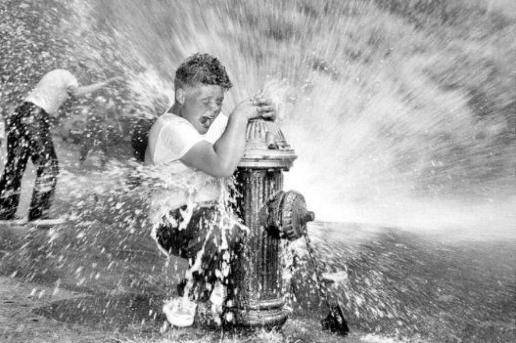 - 1959:  Une partie de plaisir qui déplairait aux pompiers de la ville.  (Photo par NY Daily News Archive via Getty Images)