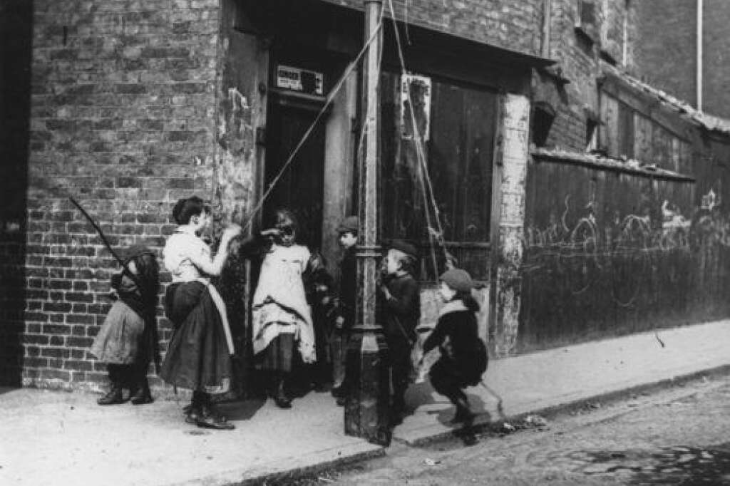 - Environ 1892: Ces enfants d'un quartier pauvre improvise une balançoire.   (Photo par Paul  Martin/Getty Images)