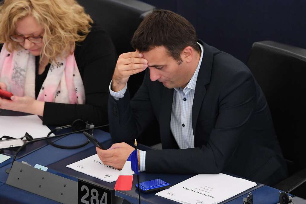 FLOP #5: Florian Philippot, le frontiste déchu - <p>Florian Philippot paye son départ mouvementé du Front national. L'ancien vice-président du FN fait son entrée dans notre Flop5 où il rejoint Marine Le Pen.</p>  <p><strong>Opinions positives:</strong> 8 (=)<br /> <strong>Opinions négatives:</strong> 43 (+4)<br /> <strong>Score net:</strong> -35 (-3)</p>