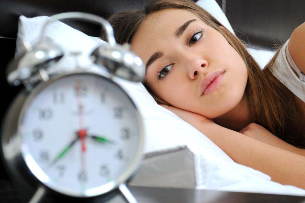 Prendre le temps de s'endormir - Si après 15 minutes, le sommeil ne vient pas et que sn attente est pénible, il est préférable de se lever et de pratiquer une activité calme. Le besoin de sommeil reviendra au prochain cycle.