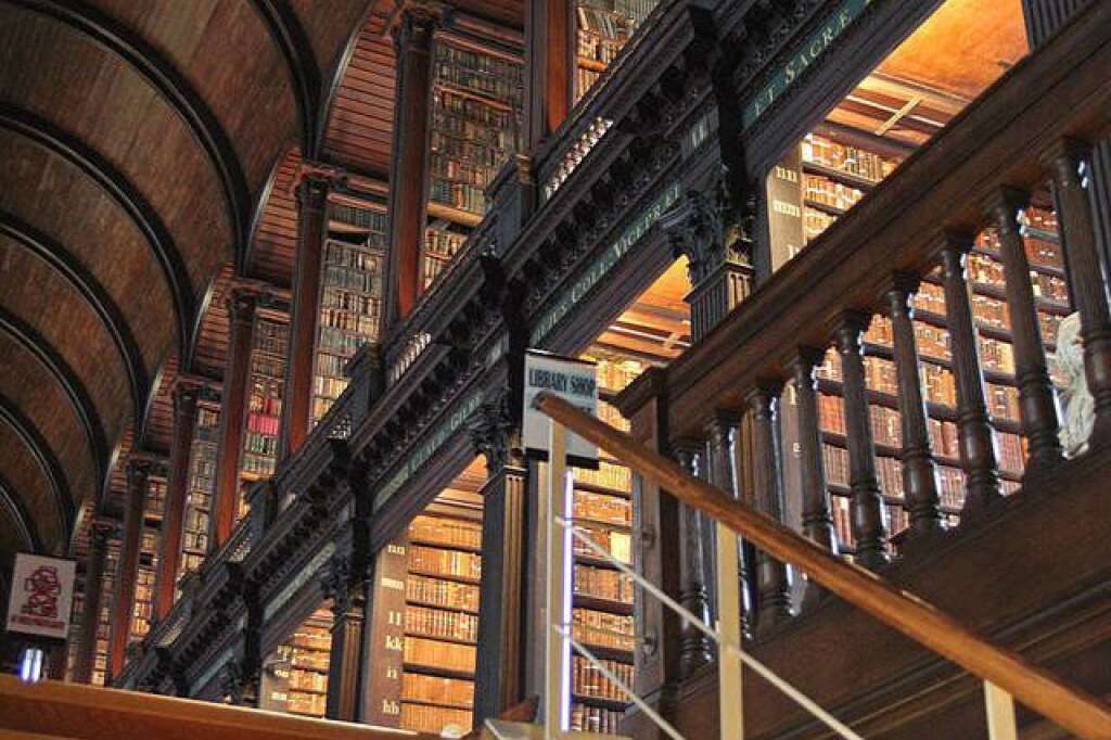 La bibliothèque du Trinity College de Dublin - Fondée en 1592 dans le Trinity College, cette bibliothèque est la plus grande d'Irlande.