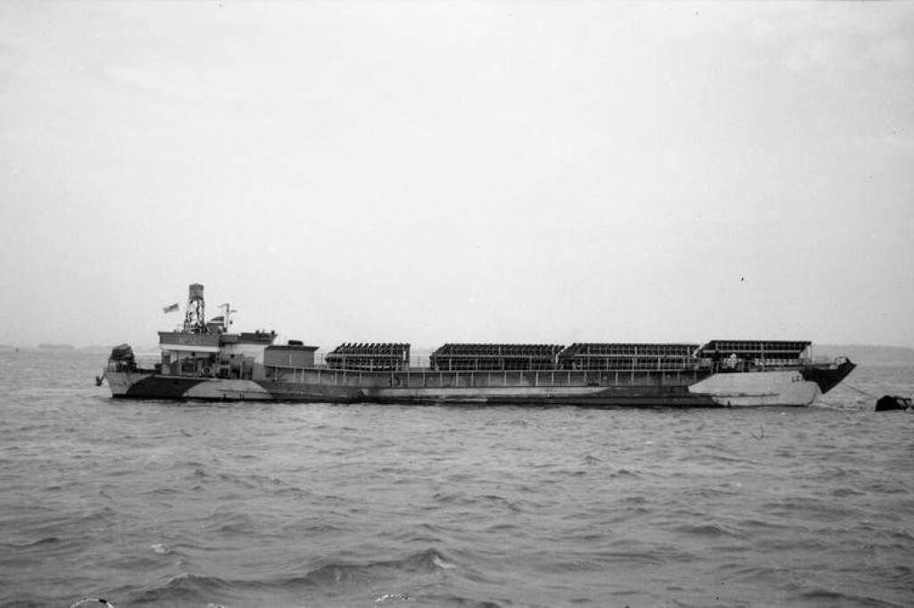 Une barge de débarquement - Pour débarquer troupes et matériels, les Britanniques et Américains réaménagent des péniches. Le Landing Craft Assault (LCA) fut le bateau le plus usité par les Anglais.