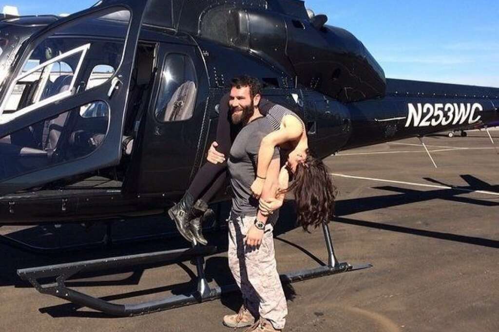 Il peut voyager en hélicoptère - (en portant une femme négligemment sur son épaule)