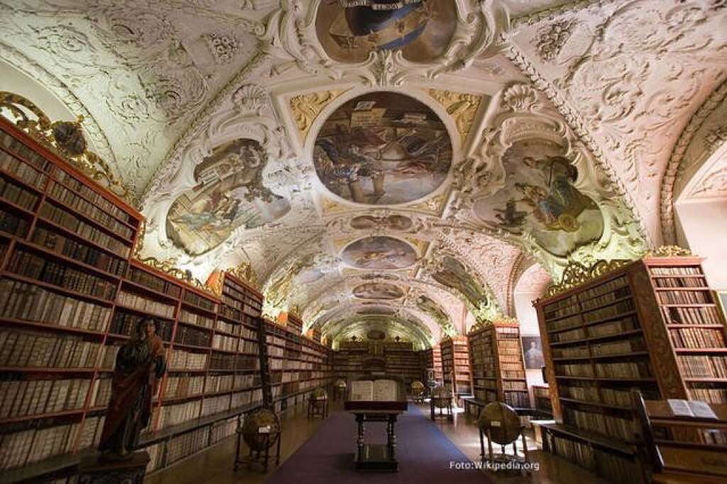 La bibliothèque du monastère de Strahov à Prague - Vieille de plus de 800 ans, cette bibliothèque  accueille des cartes, manuscrits, globes et gravures du Moyen-Âge.