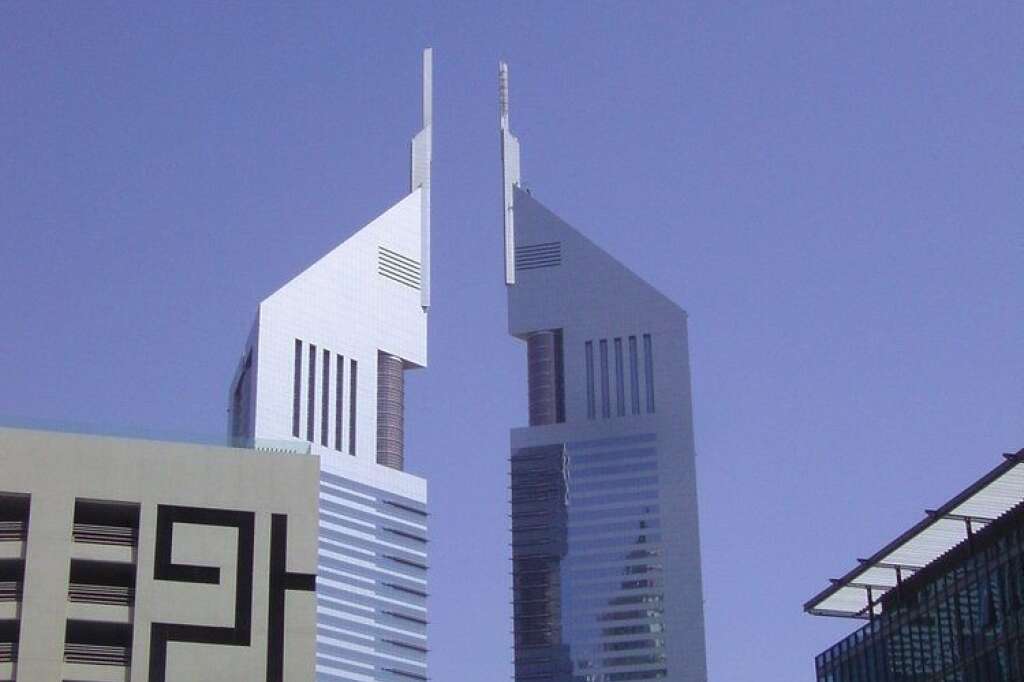 5. L'Emirates Tower One (tour de gauche) de Dubaï (Emirats Arabes Unis) - Hauteur totale : 335 m Hauteur du plus haut étage occupé : 241 m Hauteur non occupée : 113 m, soit 32% de la hauteur de l'immeuble