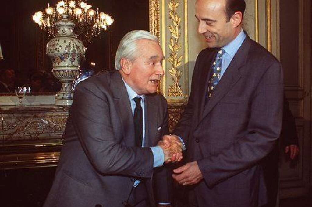 Juppé dans les pas de Chaban - Premier ministre, Alain Juppé fait son retour en Aquitaine à l'occasion des municipales de juin 1995. Sa liste gagne dès le premier tour, lui permettant de succéder à Jacques Chaban-Delmas. Il cumule aussi avec la fonction de président du RPR qu'il a récupérée de Jacques Chirac après l'entrée en campagne de ce dernier fin 1994.