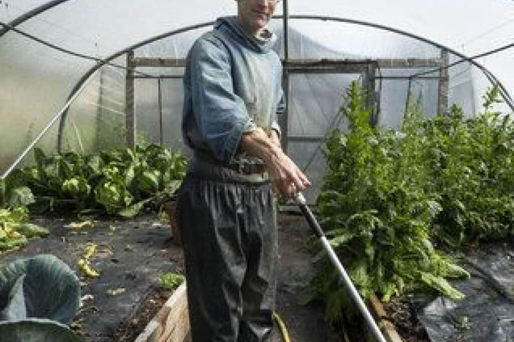 - Frère Joseph, le maître-jardinier de la communauté qui arrose les légumes dans les serres.