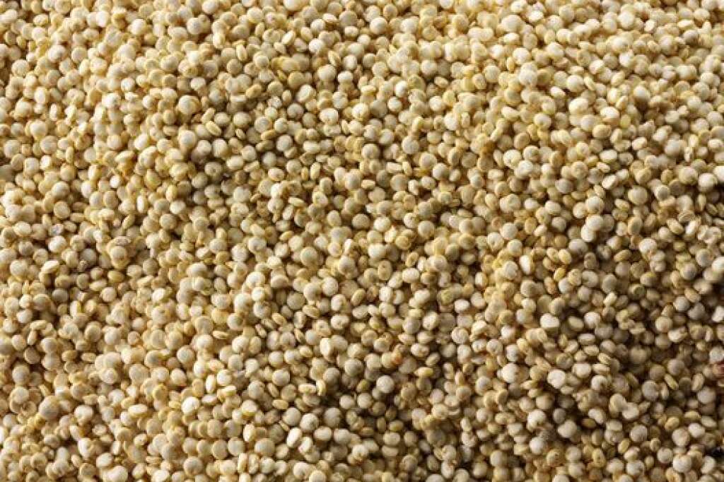 Le quinoa - Le quinoa est peut-être considéré comme une «céréale ancienne», mais techniquement, c’est une graine. Selon la Dre Gans, le quinoa est «un excellent ajout à un régime déjà varié». Le quinoa est riche en protéines – c’est en fait une «protéine complète», avec neuf acides aminés essentiels – et contient également des fibres et du fer.  <strong>Verdict:</strong> Le quinoa est une très bonne source de protéines.