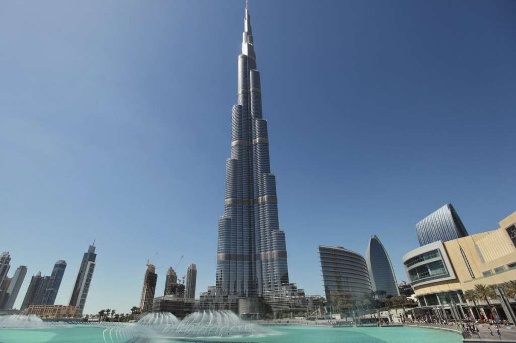 1. Le Burj Khalifa de Dubaï (Emirats Arabes Unis) - Hauteur totale : 828 m Hauteur du plus haut étage occupé : 585 m Hauteur non occupée: 244 m, soit 29% de la hauteur de l'immeuble.