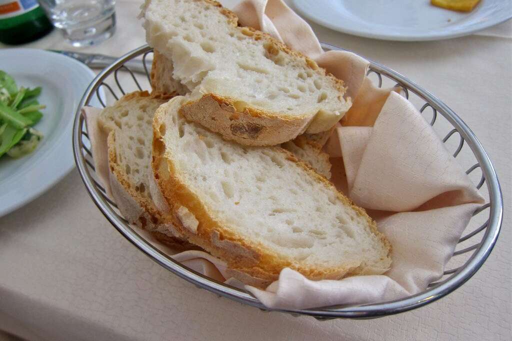 Le pain peut être un ustensile - En France, on mange généralement en utilisant ses deux mains: la fourchette dans l'une, le couteau dans l'autre, ou bien la fourchette et un morceau de pain. Le pain n'est pas un hors d'oeuvre à grignoter en attendant le plat, <a href="http://edition.cnn.com/2012/02/29/travel/international-food-etiquette-rules" target="_blank">explique CNN</a> à ses compatriotes, qui rappelle que les français ont l'habitude de l'utiliser en complément de la fourchette. La politesse veut que vous en coupiez des morceaux plutôt que de croquer directement dedans. Quand vous ne le mangez pas, laissez le pain sur la table ou sur la nappe plutôt que dans l'assiette.