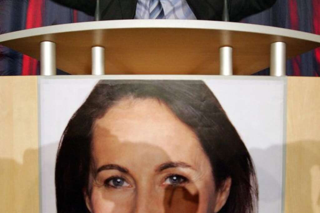Avril 2007: la drôle de campagne - Après la victoire sans appel de Ségolène Royal à la primaire socialiste, le parti se range avec mauvaise grâce derrière la présidente du Poitou-Charentes. Incapable de mettre fin aux dissensions, François Hollande fait le job, mais le coeur n'y est pas. On apprendra plus tard que le couple est séparé.
