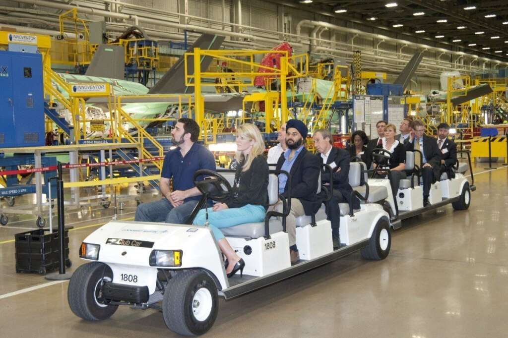 - Des voiturettes comme celles-ci sont nécessaire pour visiter l'immense usine de production de Lockheed Martin (Photo: Lockheed Martin)