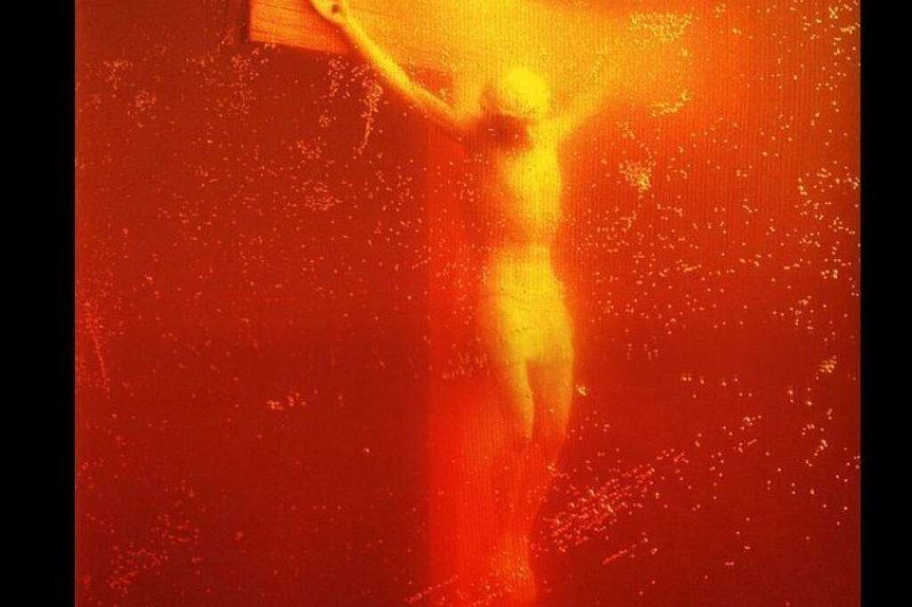 Piss Christ - Piss Christ - Andres Serrano -1987 . photographie d'un crucifix de plastic plongé dans l'urine de l'artiste.