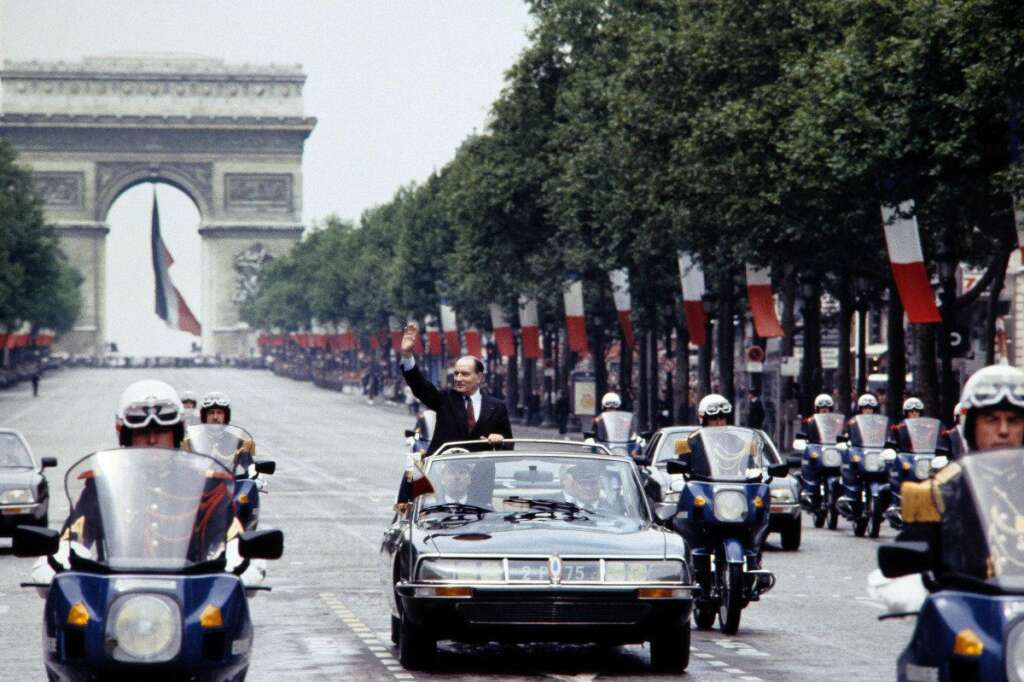 - Le nouveau président de la République François Mitterrand salue la foule, avenue des Champs-Élysées, venue assister à son investiture, le 21 mai 1981. Mitterrand utilisera ensuite une Renault Safrane, conservée par Jacques Chirac.
