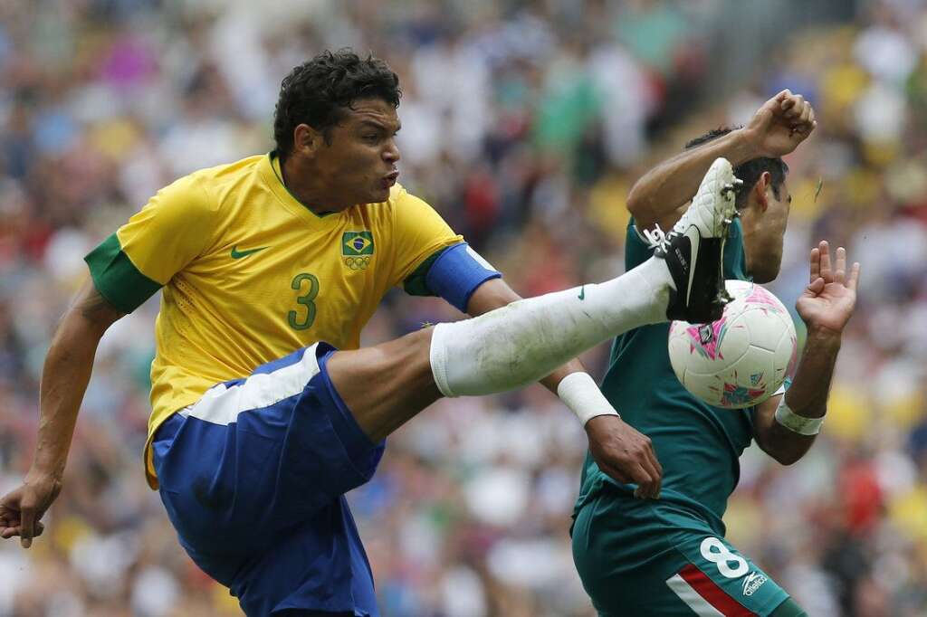 Thiago Silva (Brésil) - Son club: PSG (France) Poste: Défenseur