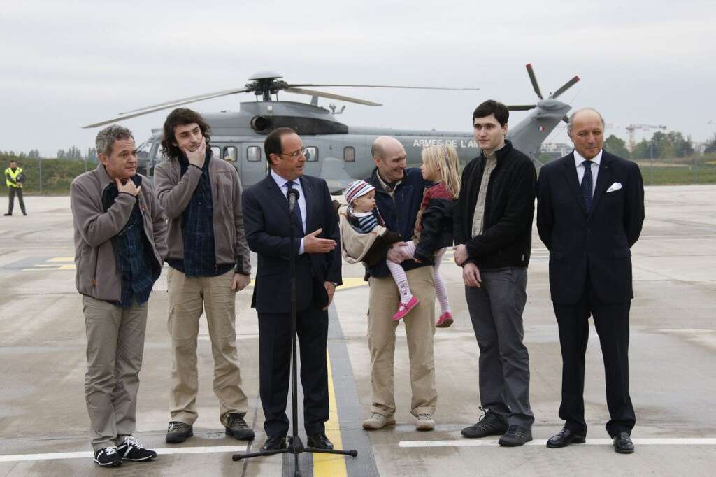20 avril 2014: Le retour des ex-otages de Syrie - François Hollande à l'aéroport de Villacoublay les quatre journalistes français qui étaient retenus en otage en Syrie depuis le mois de juin 2013. L'annonce de leur libération avait été faite la veille par le chef de l'Etat.