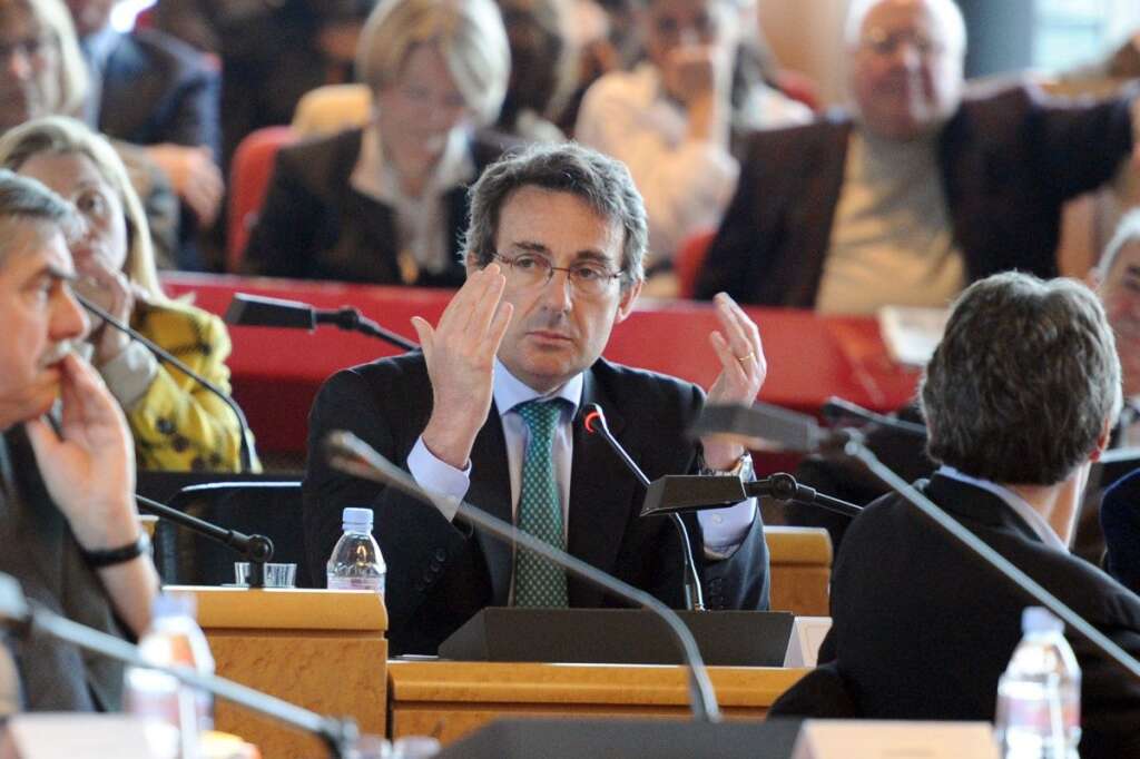 Jean-Christophe Fromantin (DVD) - Le maire de Neuilly-sur-Seine, ici assis parmi les autres conseillers généraux le 31 mars 2011 à Nanterre, a été élu député dans la 6e circonscription des Hauts-de-Seine avec 51,22% des voix.