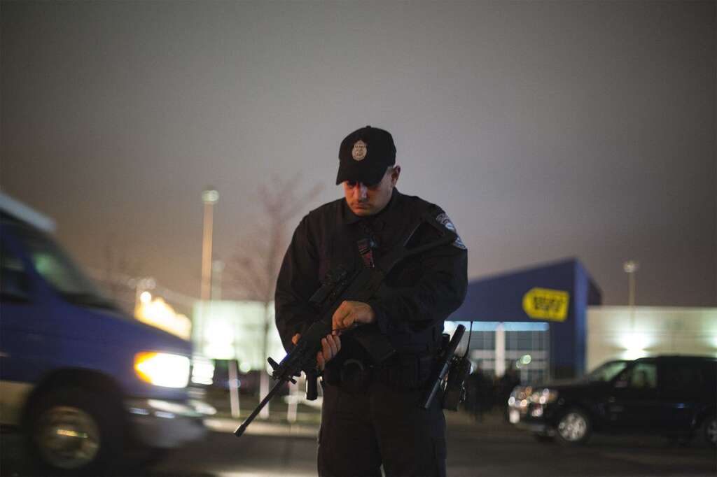 Quartier bouclé - Les forces spéciales de la police ont bouclé la majeure partie de Watertown dans leur traque du deuxième suspect et un deuxième policier a été blessé dans les opérations.