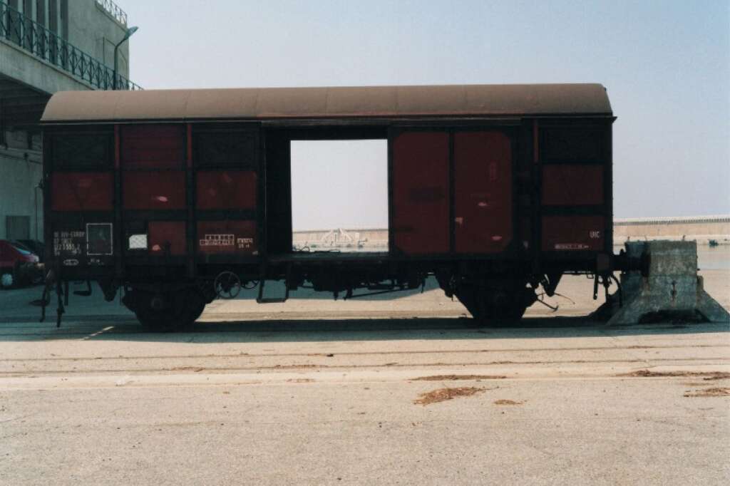 Monique Deregibus - Enceinte du port autonome, esplanade d'Arenc, wagon, Marseille, août 2000.    Avec l'aimable autorisation de l'artiste.