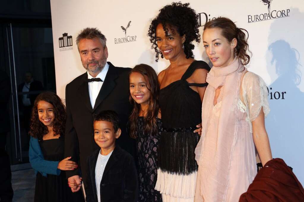 La famille Besson - Le réalisateur Luc Besson et sa femme Virginie Silla et leurs enfants: Juliette (là ça va), Shanna, Talia, Satine et Mao.