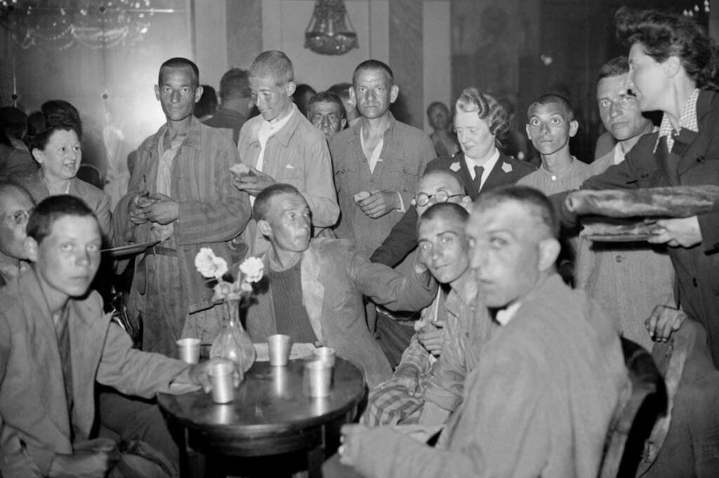 L'arrivée de déportés au Lutetia en 1945 - Des déportés français en Allemagne, portant parfois encore l'uniforme rayé du camp de concentration, se restaurent à l'hôtel Lutétia en mai 1945, quelques temps après la fin de la 2e guerre mondiale, le 08 mai de la même année.