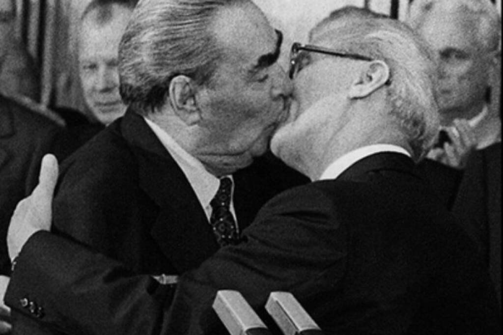 Le baiser fraternel - La campagne Benetton a été inspirée par un baiser culte et communiste: le baiser fraternel entre Brejnev (URSS) et Honecker (RDA- Allemagne de l'Est) prise en 1979 par le photographe français Régis Bossu à l'occasion du trentième anniversaire de la RDA.