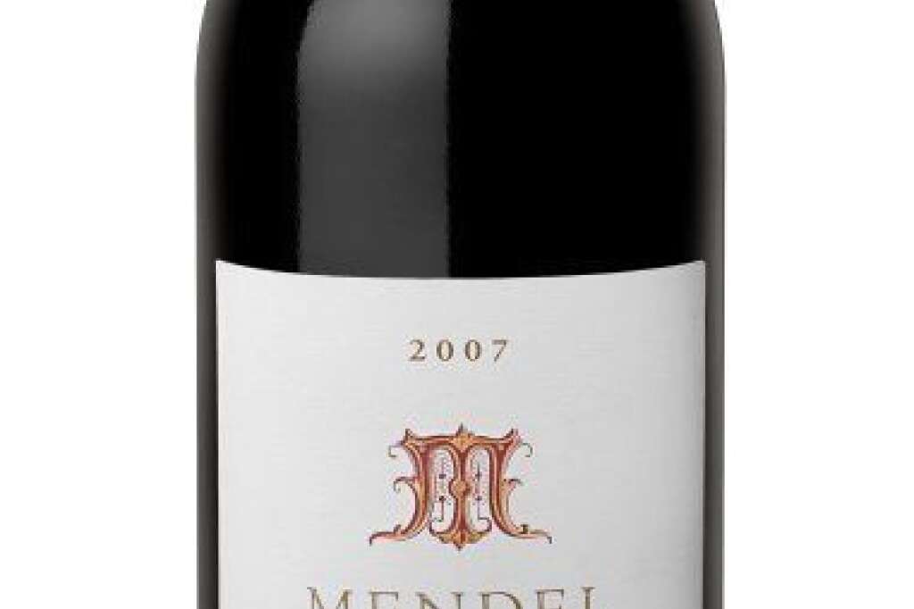 Mendel Unus - La <a href="http://www.mendel.com.ar" target="_hplink">bodega Mendel</a> (Mendoza) est bien connue en Argentine. Les vins sont vinifiés par un des oenologues les plus connus : Roberto de la Mota. Le Mendel Unus est un mélange de malbec (70 %) et de cabernet sauvignon (30 %). C'est fabuleux. Le vin oscille entre un côté très floral (violette) et fruité (cassis) du malbec et la finale délicieusement chocolatée. Pour peu, on ne sentirait même pas les 14,5 % vol. alc.