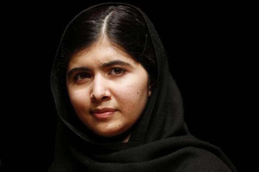 Malala blogueuse - Malala a commencé son combat en 2007, lorsque les talibans imposent leur loi dans sa vallée de Swat, jusque-là paisible région touristique qui lui valait le surnom de "Suisse du Pakistan". Du haut de ses 11 ans, Malala, fille d'un directeur d'école qui exerce sur elle une énorme influence et d'une mère illettrée, alimente <a href="http://news.bbc.co.uk/2/hi/south_asia/7834402.stm" target="_blank">un blog sur le site de la BBC</a> en ourdou, la langue nationale. Sous le pseudonyme de Gul Makai, elle y décrit le climat de peur régnant dans sa vallée.