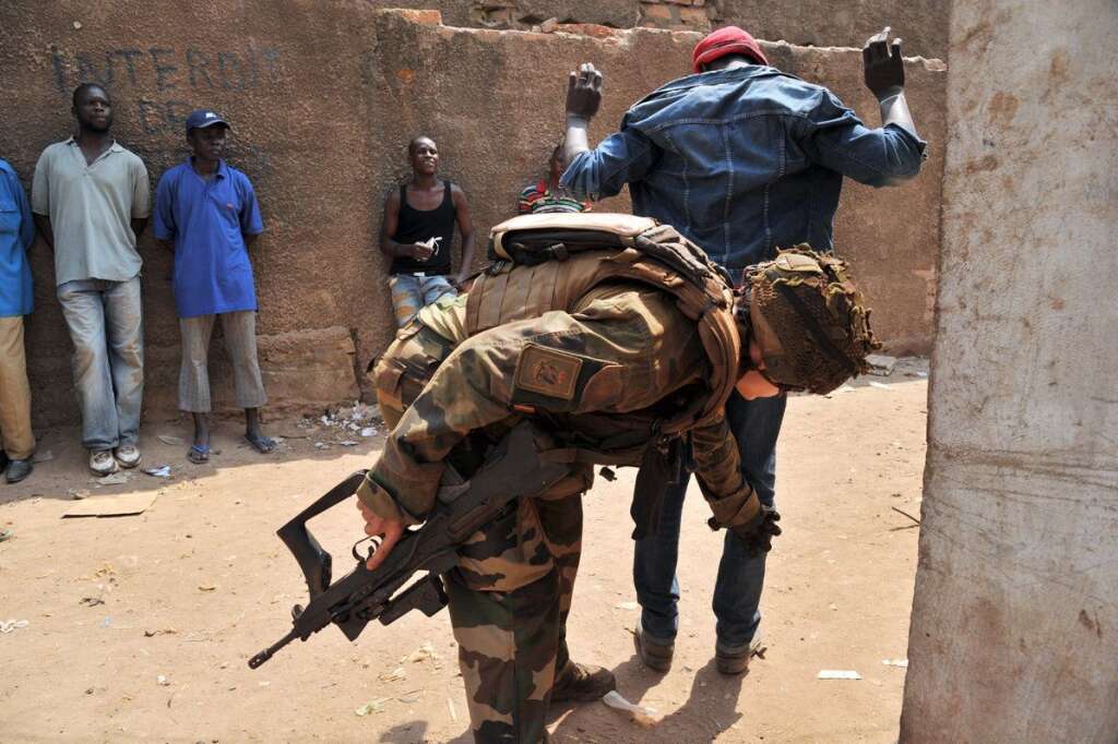 VUE PAR L'AFP - A ce travail d'escorte s'ajoute un contrôle minutieux des populations civiles, qui sont toutes susceptibles d'être engagées dans les milices chrétiennes ou musulmanes. Dans cette photo datée du 29 janvier dernier, un soldat français procède à une fouille sur un habitant de Bangui après que de nouveaux échanges de feu aient été entendus.