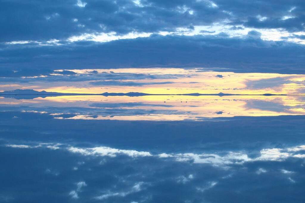 Salar d'Uyuni - Situé en Bolivie, cette étendue de sel est située à 3658 m d'altitude. Avec une superficie de 10 582 km² (150 kilomètres sur 100), elle constitue le plus vaste désert de sel du monde et représente un tiers des réserves de lithium exploitables de la planète. Sa formation remonte à 10.000 ans.