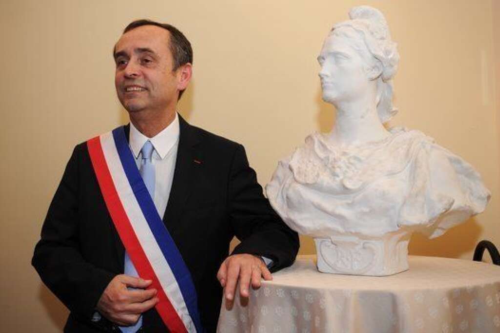 Robert Ménard, maire amateur de polémique - Depuis son arrivée à la mairie de Béziers en avril 2014, Robert Ménard enchaîne les polémiques. <em>Le HuffPost</em> en a recensé presque une par mois.