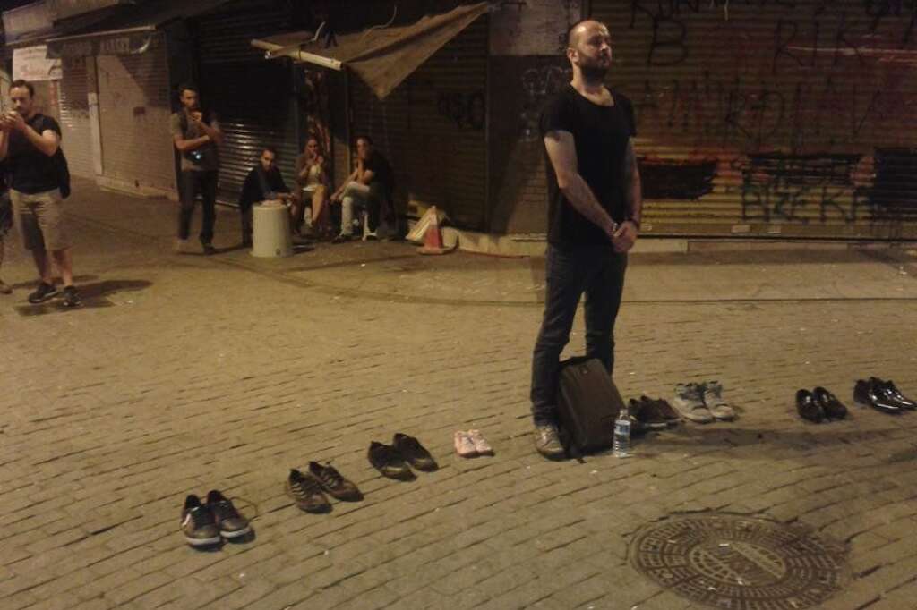 L'homme debout - "Duran Adam" fait des émules sur la place Taksim à Istanbul le 17 juin 2013.