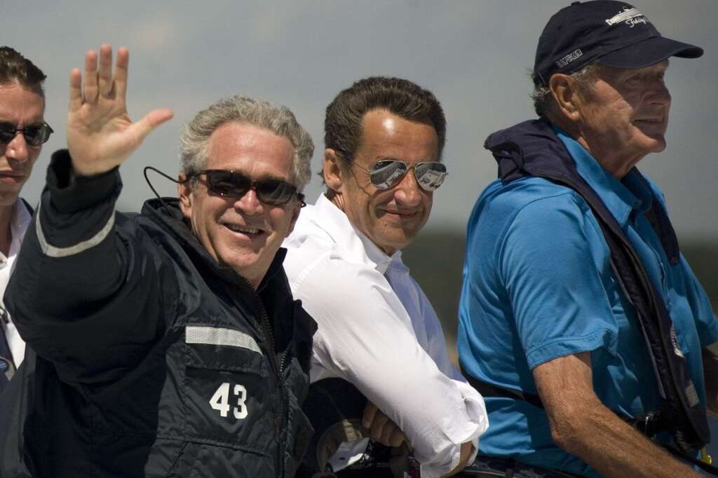 Août 2007: en vacances avec George W. Bush - Eté 2007, "Sarko l'Américain" choisit les Etats-Unis pour ses vacances en famille. Une manière de retisser les liens abîmés par la crise irakienne. La rencontre avec un George W. Bush en bout de course se déroule sans accroc, hormis l'absence remarquée de Cécilia Sarkozy.