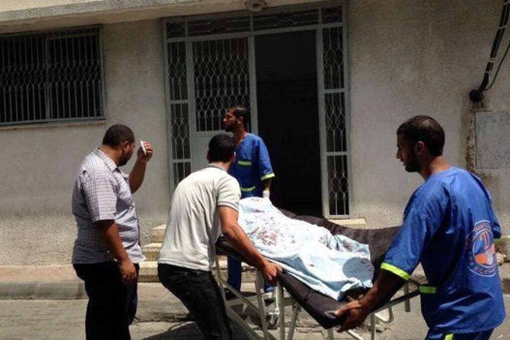 - Des médecins conduisent le cadavre d’un Palestinien tué dans un raid israélien à la morgue de l’hôpital al-Shifa dans la ville de Gaza. Les corps, la plupart ceux de civils, restent à la morgue jusqu’à ce que des membres de leurs familles puissent les identifier. L’hôpital est actuellement à court de personnel et manque de médicaments et de fournitures. C’est une question de temps avant que l’on épuise tous les stocks, disent les membres du personnel.