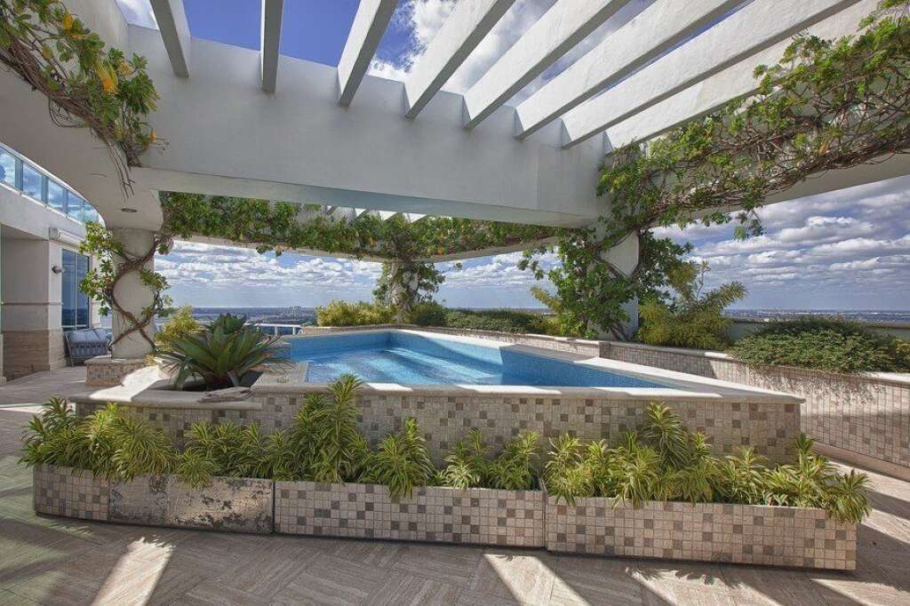 Pharrell Williams - Le chanteur et producteur de musique possède ce triplex de 900 mètres carrés dans le quartier d'affaires de Miami.  L'appartement offre 5 chambres, 6 salles de bain, une salle de cinéma et une piscine.