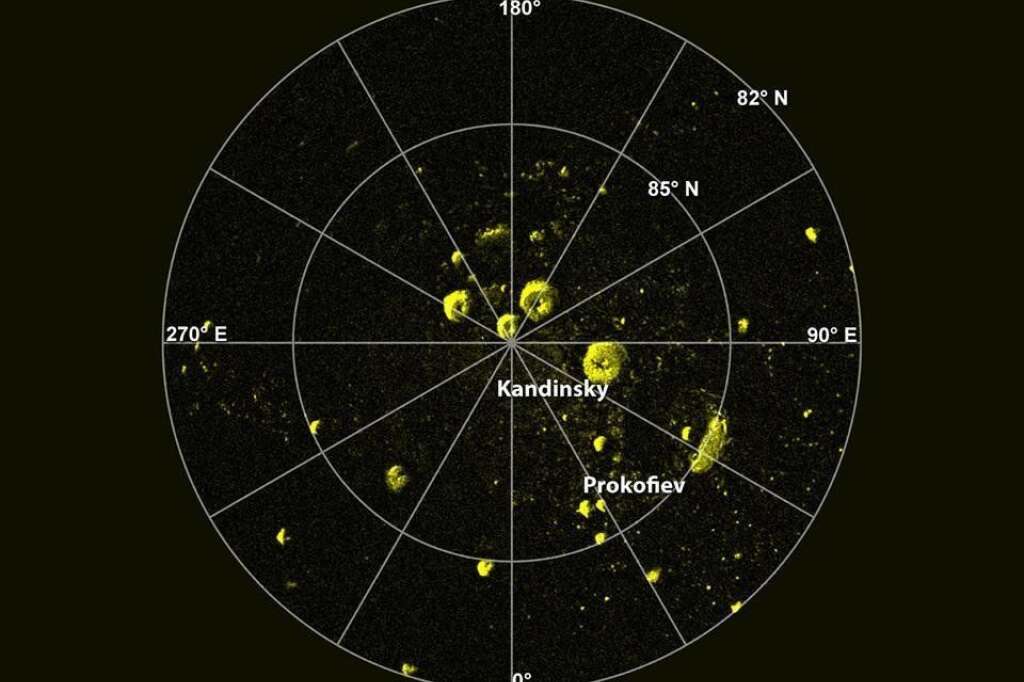 Une image radar du pôle nord de Mercure - Cette image provient de l'observatoire d'Arecibo au Puerto Rico. En jaune, les zones à forte réflectivité radar. Depuis 1991, on pense qu'elles seraient susceptibles d'être constituées d'eau sous forme de glace. Grâce à Messenger, on pourra en savoir plus. Voir la diapositive suivante.  Projection de J. K. Harmon et al., Icarus, 211, 37–50 (2011).