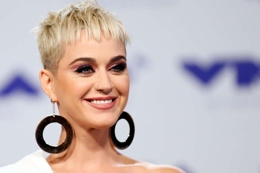 Katy Perry - Entre juin 2016 et juin 2017, Katy Perry n'a pas fait de tournée. Mais elle a sorti son album "Witness" et a gagné des millions de dollars grâce à des partenariats avec H&M notamment. Katy Perry est l'avant dernière chanteuse du classement avec 33 millions de dollars -soit 28,1 millions d'euros- de revenus.