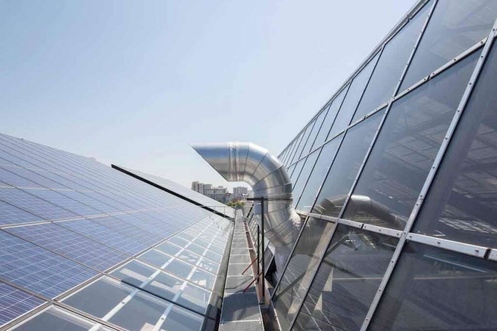 3500 m² de panneaux photovoltaïques - 3500 m2 de panneaux photovoltaïques couvrent le bâtiment, qui bénéficie de l’orientation Sud très favorable des sheds. Cette centrale solaire permet de fournir l'énergie correspondant aux besoins réglementaires du bâtiment, et même probablement plus.