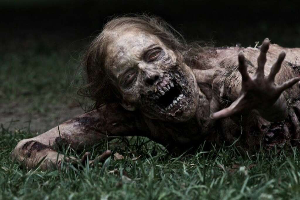 The Walking Dead, le spin-off - Face <a href="http://www.huffingtonpost.fr/2012/10/16/the-walking-dead-serie-tv_n_1970320.html" target="_blank">au succès de ses zombies</a>, la chaîne américaine câblée AMC <a href="http://www.huffingtonpost.fr/2013/09/16/spin-off-the-walking-dead--amc-annonce-serie-derivee-2015_n_3935630.html" target="_blank">a annoncé au mois de septembre qu'un spin-off de <em>The Walking Dead</em> verrait le jour</a>.  La série sera uniquement dérivée de l'univers des comics et ne se concentrera pas sur l'un des personnages déjà présents sur les écrans. Les dernières rumeurs parlent d'un programme qui se déroulerait au début de l'épidémie qui frappe la planète dans la série originale.