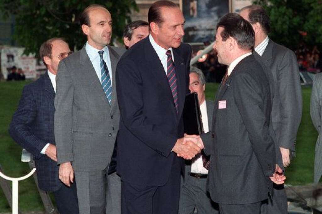 Porte-parole du candidat Chirac - Sept ans après la première présidentielle, Alain Juppé est à nouveau dans l'équipe de campagne de Jacques Chirac en 1988. Secrétaire général du comité de soutien, il est surtout porte-parole du candidat.