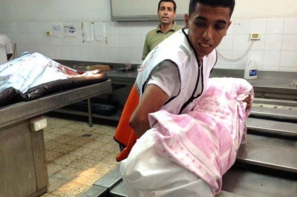 - Un médecin transporte le corps de Safaa Malaka, 6 ans, à la morgue de l'hôpital al-Shifa de Gaza après un raid aérien israélien survenu samedi.
