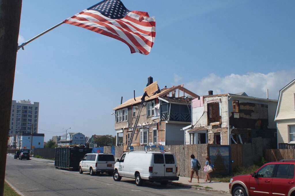Le front de mer en reconstruction - A Rockaway Beach, certains pâtés de maison ont été totalement dévastés par Sandy. Des milliers de victimes ont été relogées aux quatre coins New York, en attendant de trouver les fonds pour rénover.